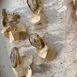 クリアレジンジオードとyam(山芋の花殼)花びらのサージカルステンレスピアス/ニッケルフリーイヤリング 2枚目の画像