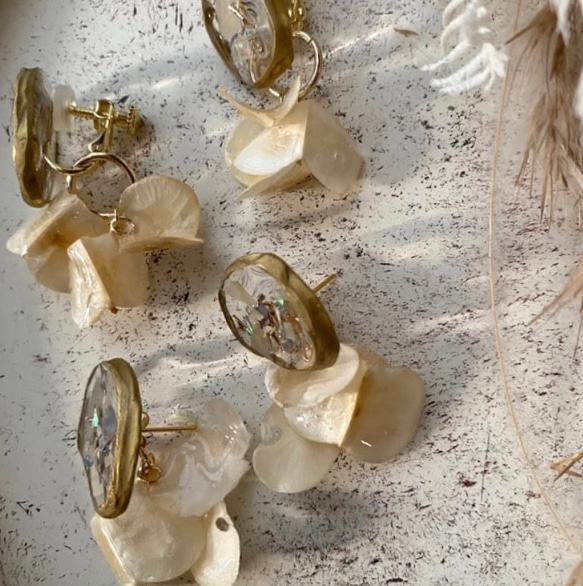 クリアレジンジオードとyam(山芋の花殼)花びらのサージカルステンレスピアス/ニッケルフリーイヤリング 2枚目の画像