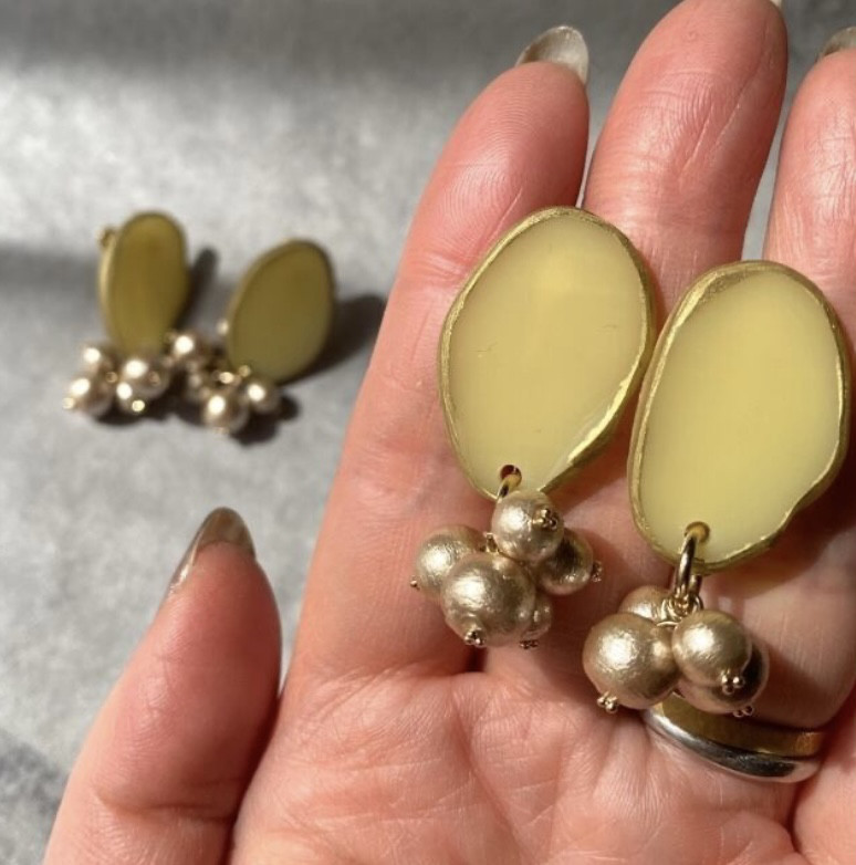 プチサイズ鈴なりコットンパール(ルミナスイエロー) サージカルステンレスピアス/ニッケルフリーイヤリング