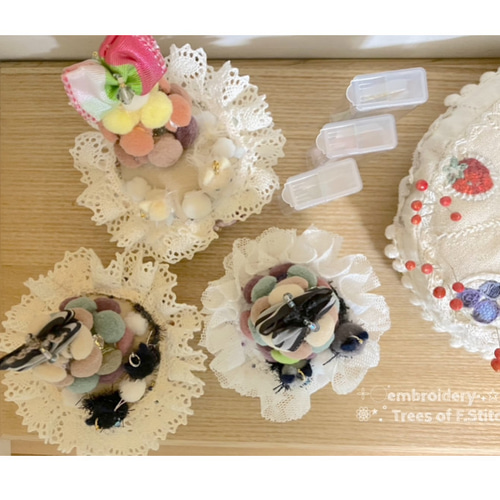 Sale✩マカロンタワーと親子ねこのいちごショートケーキ ピンクッション2種➕ いちごまち針5本つき ☆オブジェにも その他素材  ツリーズ(＠エフステッチ) 通販｜Creema(クリーマ) 17636973