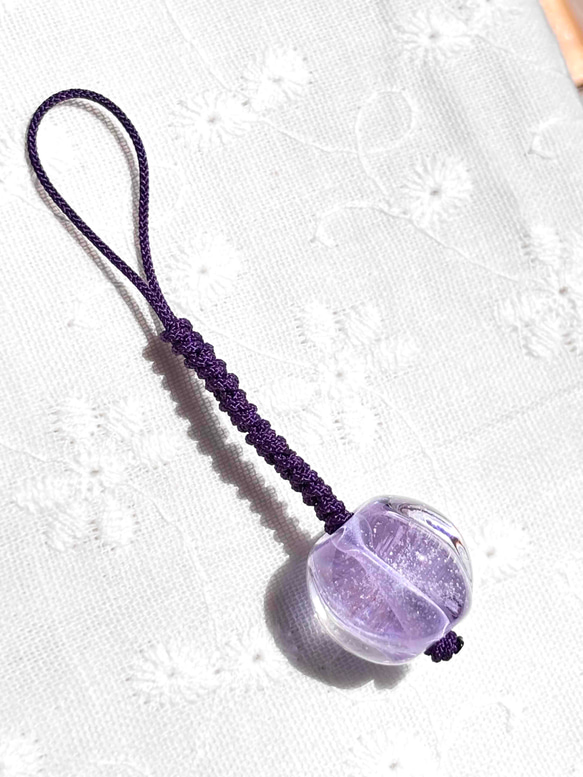 キレイな薄紫のガラス玉根付 2枚目の画像