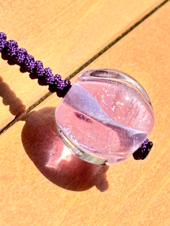 キレイな薄紫のガラス玉根付 3枚目の画像