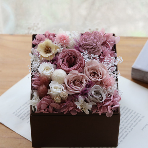 プリザーブドフラワーのくすみカラーのボックスアレンジ