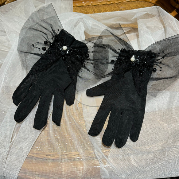 エレガント！ソフトチュール　花飾り　クール　黒い　オーダー可能結婚式　ウェディンググローブ　パール付き　キラキラ結婚式 2枚目の画像