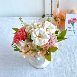 【お急ぎ発送可】母の日ギフトに♡コーラルピンクのカーネーションと平咲きの白いバラのプリザーブドフラワーアレンジメント 3枚目の画像