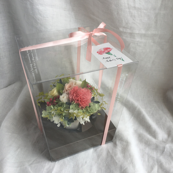 【お急ぎ発送可】母の日ギフトに♡コーラルピンクのカーネーションと平咲きの白いバラのプリザーブドフラワーアレンジメント 5枚目の画像