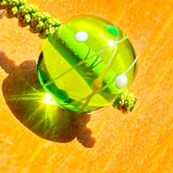 かわいいグリーンの水風船柄　ガラス玉根付　期間限定 3枚目の画像