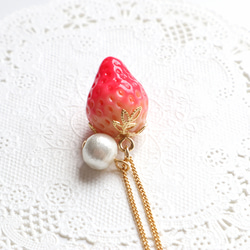 苺とコットンパールのネックレス＊Mサイズ 4枚目の画像