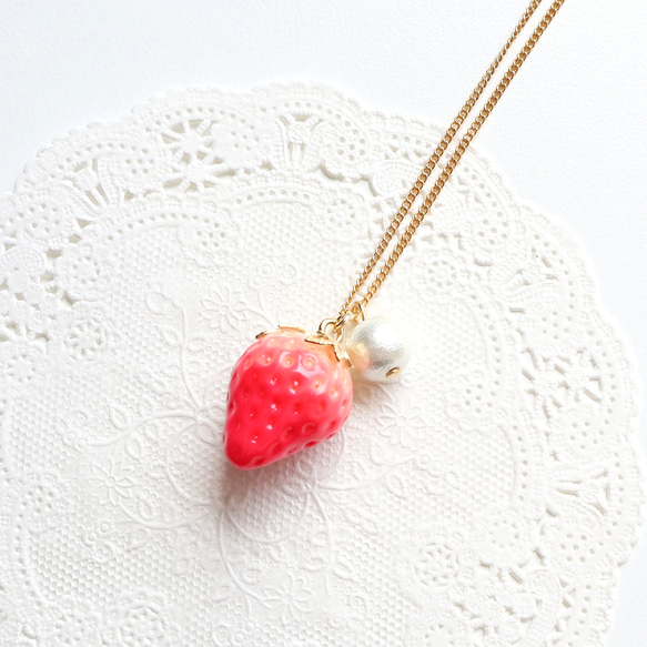 苺とコットンパールのネックレス＊Mサイズ 1枚目の画像