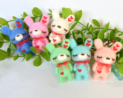 ハートうさぎ バッグチャーム 羊毛フェルト バッグチャーム Aki Ako