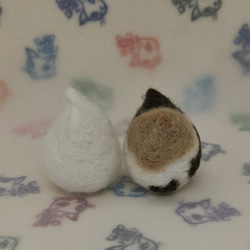 羊毛フェルトの猫のおもちゃ　猫ボール　白猫、クリームミケ猫 2枚目の画像