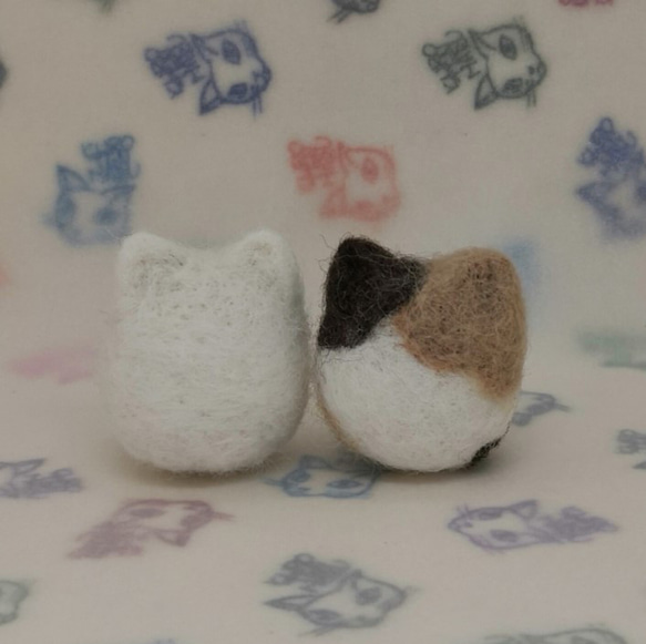 羊毛フェルトの猫のおもちゃ　猫ボール　白猫、クリームミケ猫 1枚目の画像