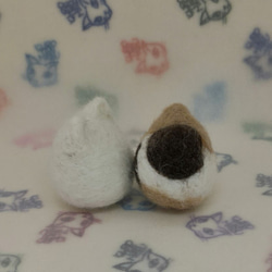 羊毛フェルトの猫のおもちゃ　猫ボール　白猫、クリームミケ猫 4枚目の画像