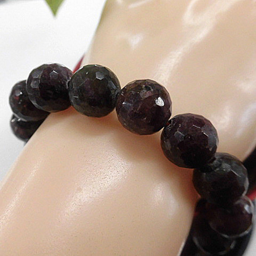 天然石 ルビーインゾイサイト11.9～12.5mmカット玉ブレスレット 内周