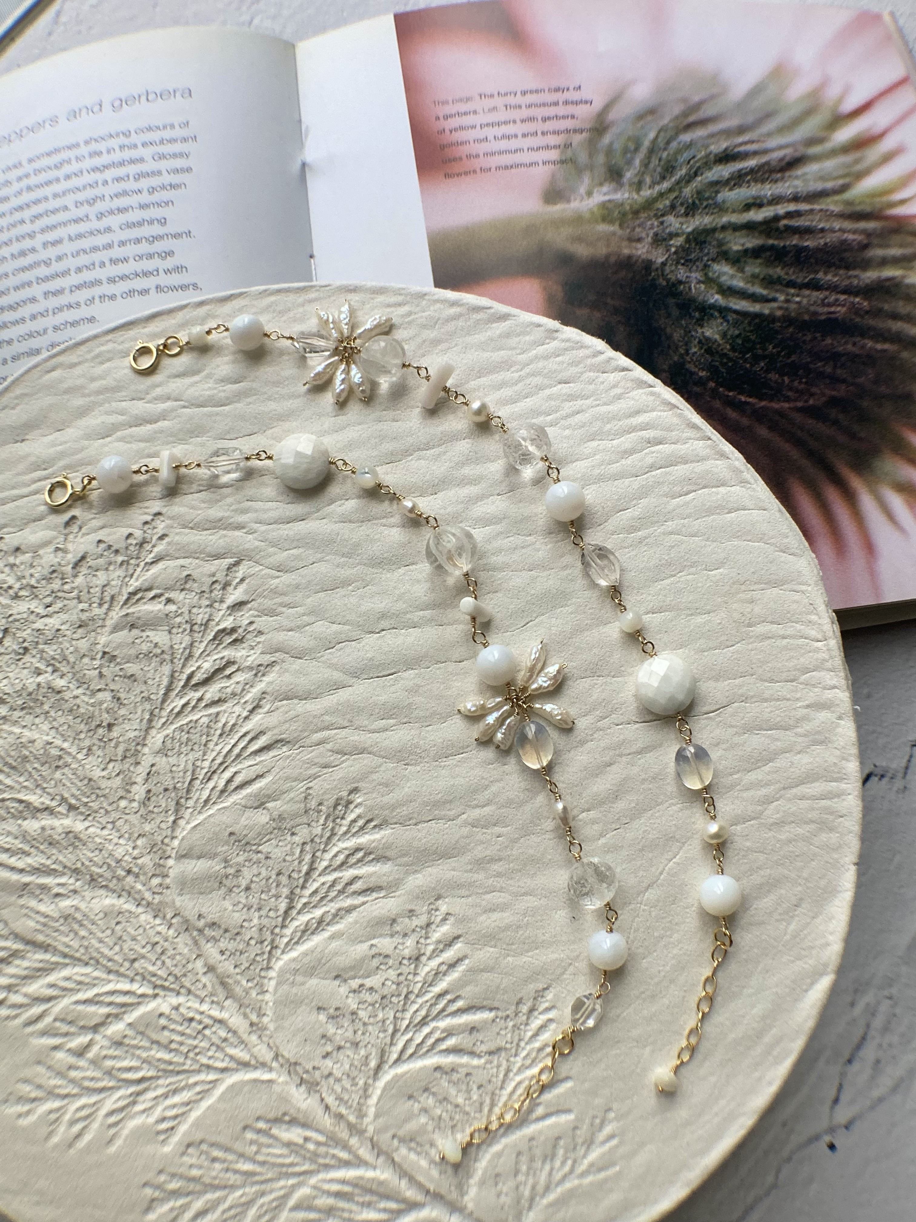 色んな天然石のブレスレット  ホワイトバージョン