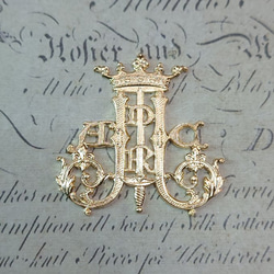 BEHOLD− モノグラム 1個 ジャンヌ・ダルクの紋章 真鍮製 王冠 剣 フランス製 キリンス処理済 スタンピング 1枚目の画像