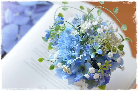 【Creema限定】母の日ギフト・ブルーの紫陽花とガーベラのブルー×ホワイトの涼やかなブリキアレンジ 2枚目の画像
