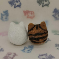 羊毛フェルトの猫のおもちゃ　猫ボール　白猫、茶トラハチワレ猫 3枚目の画像