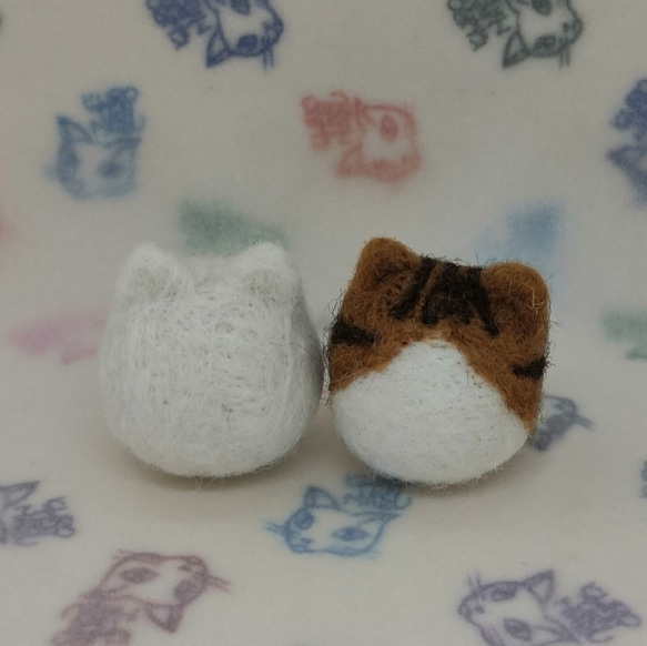 羊毛フェルトの猫のおもちゃ　猫ボール　白猫、茶トラハチワレ猫 1枚目の画像