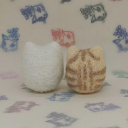 羊毛フェルトの猫のおもちゃ　猫ボール　白猫、クリームトラ 3枚目の画像
