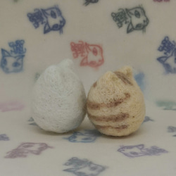 羊毛フェルトの猫のおもちゃ　猫ボール　白猫、クリームトラ 4枚目の画像