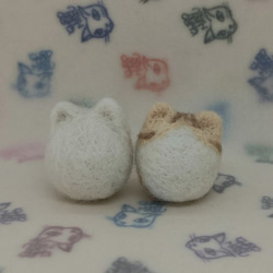 羊毛フェルトの猫のおもちゃ　猫ボール　白猫、クリームトラハチワレ 1枚目の画像