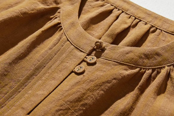 略帶條紋圖案的亞麻襯衫，色織布料，針褶，100% 亞麻，黃棕色 240413-1 第4張的照片