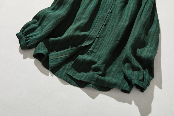 略帶條紋圖案的亞麻襯衫，色織布料，針褶，100% 亞麻，深綠色 240413-2 第5張的照片