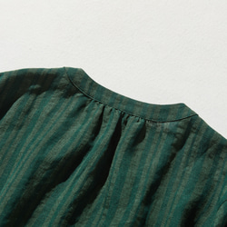 略帶條紋圖案的亞麻襯衫，色織布料，針褶，100% 亞麻，深綠色 240413-2 第8張的照片