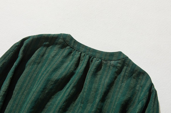 略帶條紋圖案的亞麻襯衫，色織布料，針褶，100% 亞麻，深綠色 240413-2 第8張的照片