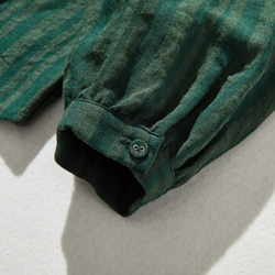 略帶條紋圖案的亞麻襯衫，色織布料，針褶，100% 亞麻，深綠色 240413-2 第6張的照片