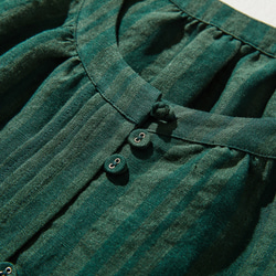 略帶條紋圖案的亞麻襯衫，色織布料，針褶，100% 亞麻，深綠色 240413-2 第4張的照片