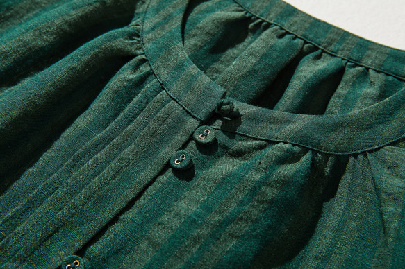 略帶條紋圖案的亞麻襯衫，色織布料，針褶，100% 亞麻，深綠色 240413-2 第4張的照片