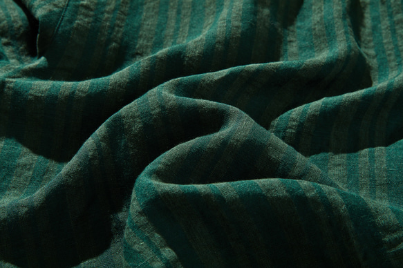 略帶條紋圖案的亞麻襯衫，色織布料，針褶，100% 亞麻，深綠色 240413-2 第11張的照片