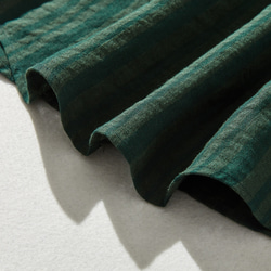 略帶條紋圖案的亞麻襯衫，色織布料，針褶，100% 亞麻，深綠色 240413-2 第9張的照片