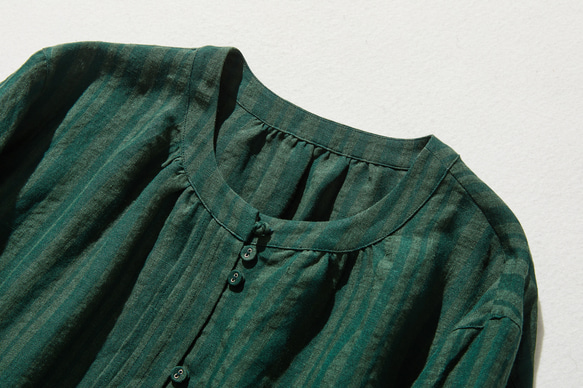 略帶條紋圖案的亞麻襯衫，色織布料，針褶，100% 亞麻，深綠色 240413-2 第2張的照片