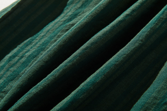 略帶條紋圖案的亞麻襯衫，色織布料，針褶，100% 亞麻，深綠色 240413-2 第10張的照片