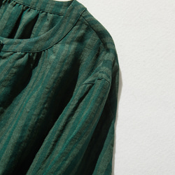 略帶條紋圖案的亞麻襯衫，色織布料，針褶，100% 亞麻，深綠色 240413-2 第3張的照片