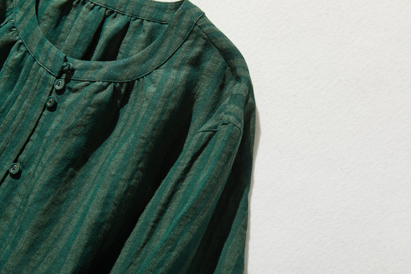略帶條紋圖案的亞麻襯衫，色織布料，針褶，100% 亞麻，深綠色 240413-2 第3張的照片