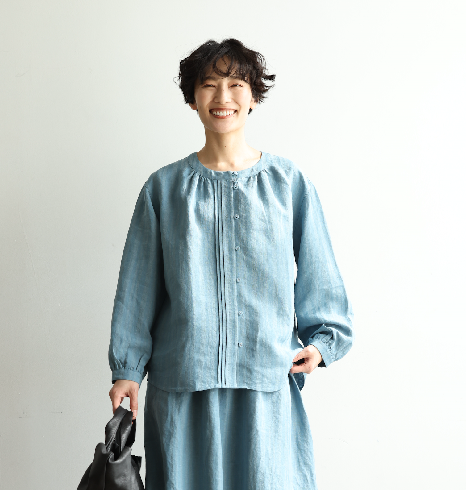 ほんのりとストライプ柄のリネンブラウス　先染生地　ピンタック入り　リネン100％   青　240413-3