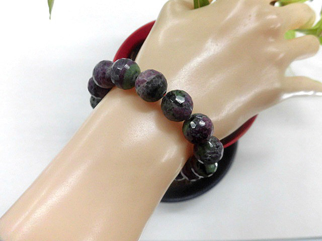 天然石 ルビーインゾイサイト12.3～12.9mmカット玉ブレスレット 内周18.2cm　　240101301