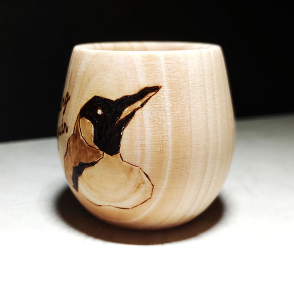 ヒノキが香る木製カップ　オウサマペンギン 4枚目の画像