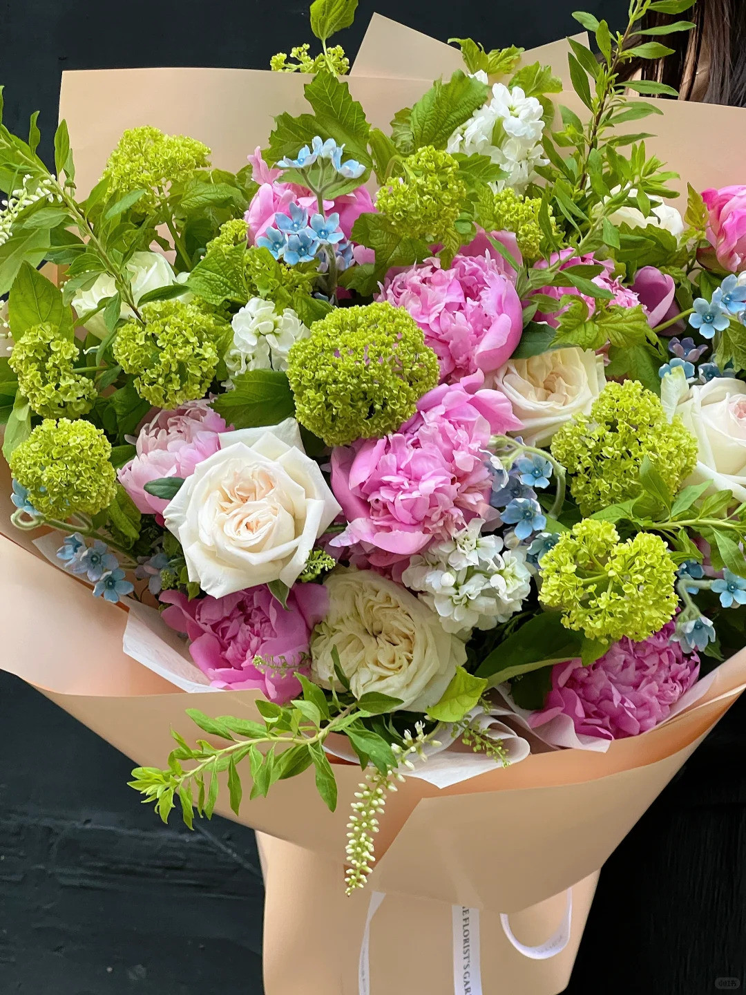 シャクヤクとアジサイのエレガントな組み合わせで、大きな花束が豪華です。