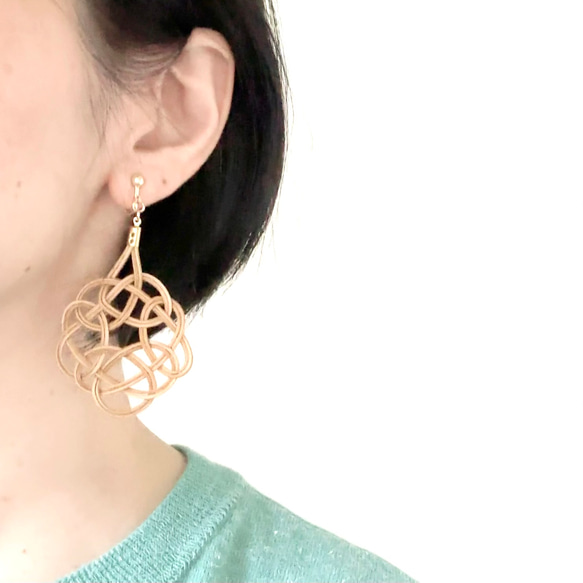 藤編耳環/耳墜◇2種可選♪適合搭配夏裝和浴衣，能點亮臉龐的大飾品♡ 第4張的照片