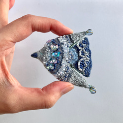 ブルーグレイの穏やかな花鳥　刺繍鳥ブローチ　鳥モチーフ 2枚目の画像