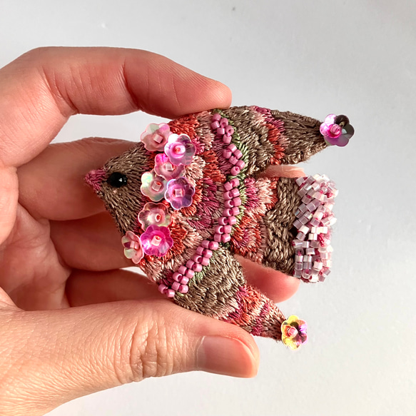 "full bloom" 花咲くとき　　草木染め糸を使った花鳥　刺繍鳥ブローチ 1枚目の画像