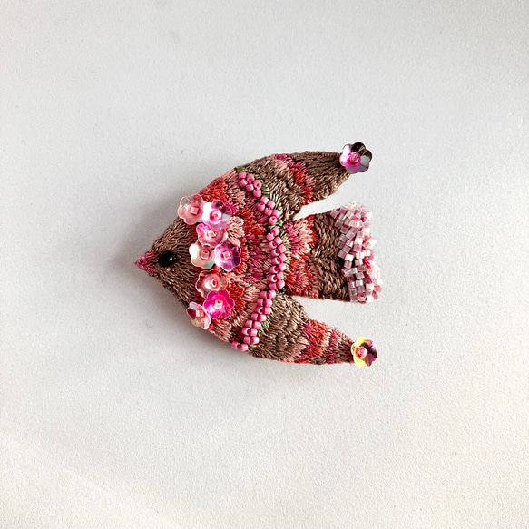 "full bloom" 花咲くとき　　草木染め糸を使った花鳥　刺繍鳥ブローチ 2枚目の画像