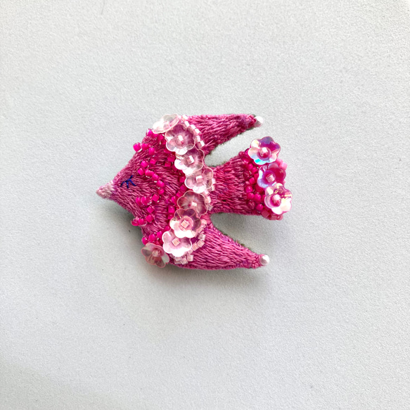 "pink pink pink"  花鳥　刺繍鳥ブローチ 1枚目の画像