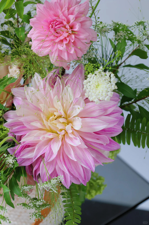 ダリアはとても華やかです季節の生花アレンジ L - ピンクのシャンパンカラー色 2枚目の画像