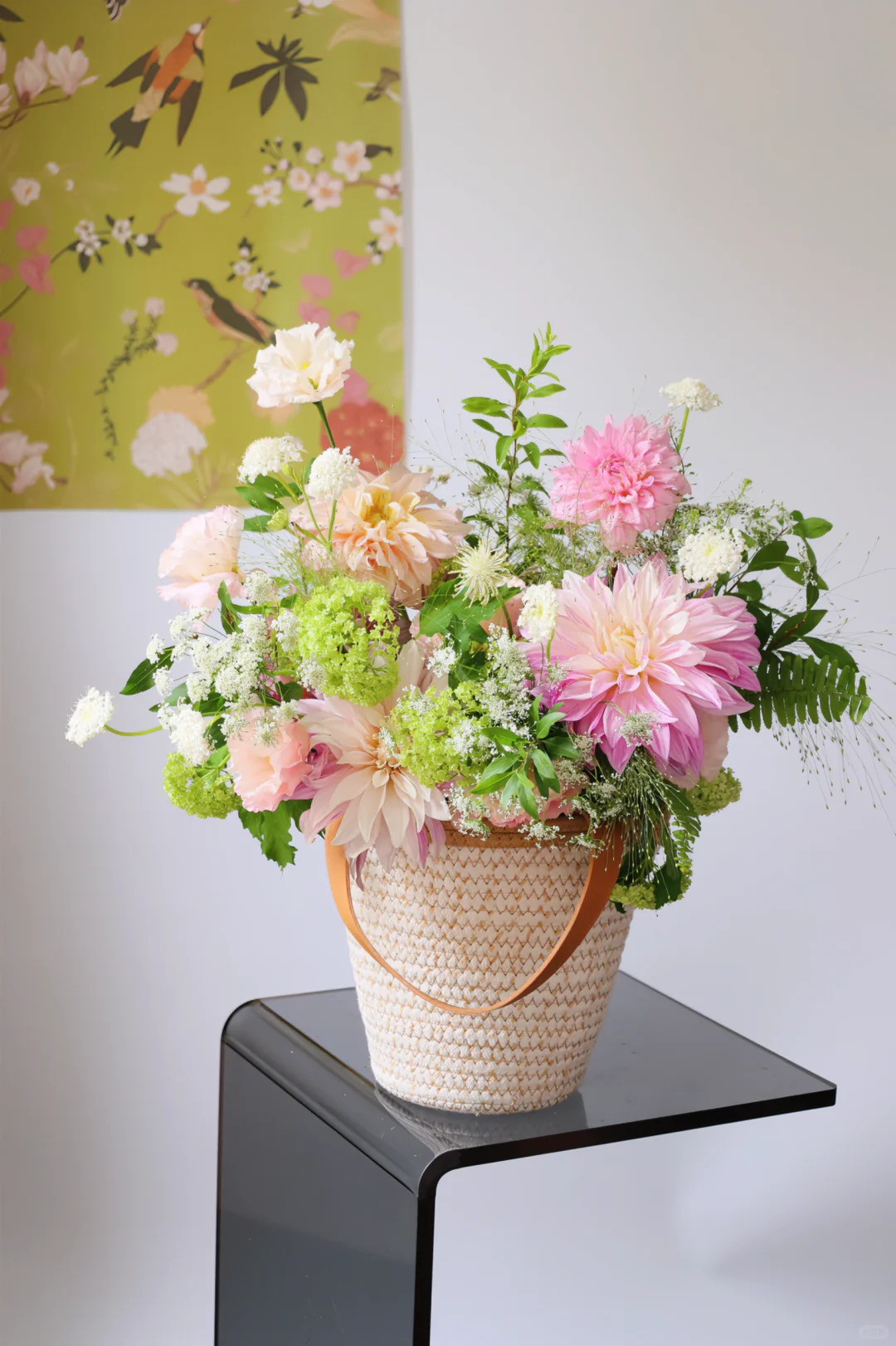 ダリアはとても華やかです季節の生花アレンジ L - ピンクのシャンパンカラー色